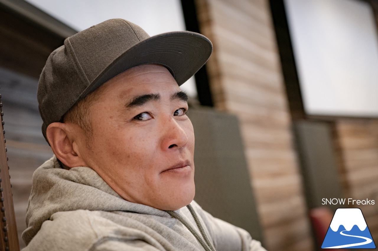 井山敬介さんと秋元日菜子さんのコンビは今年も健在！さらに、サプライズゲストも登場？！憧れのスキーヤーと一緒に雪と戯れ、『いちえ』の美味しいランチをいただく…。夢のようなイベント。めもるホールディングス presents プロスキーヤー・井山敬介さんと行く｜ダイナスティスキーリゾート